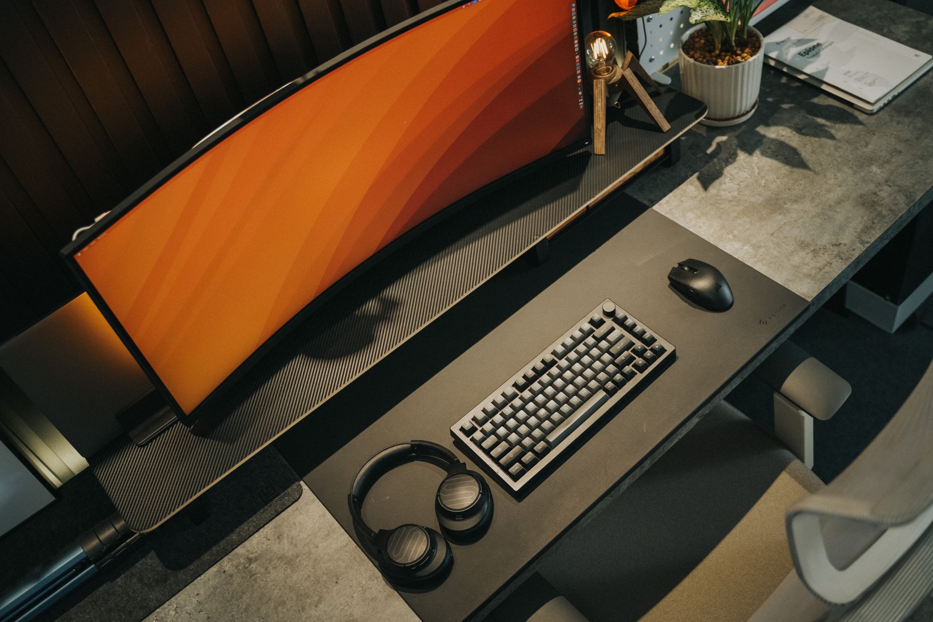 Mini PC reconditionné DIB posé sur un bureau moderne avec écran et clavier intégrés