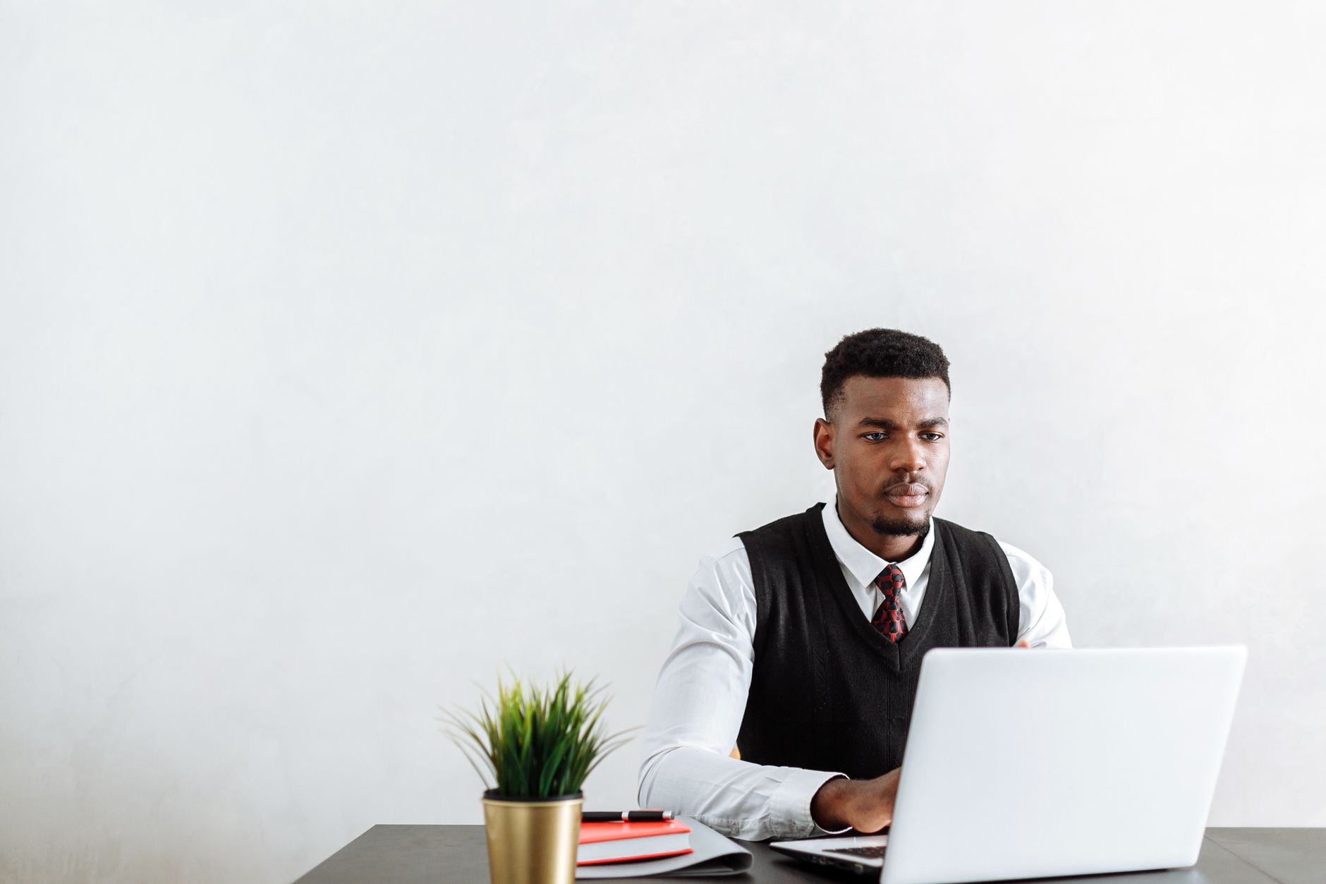 Un professionnel utilisant un ordinateur portable HP ProBook 450 G8 dans un environnement de travail moderne et productif.